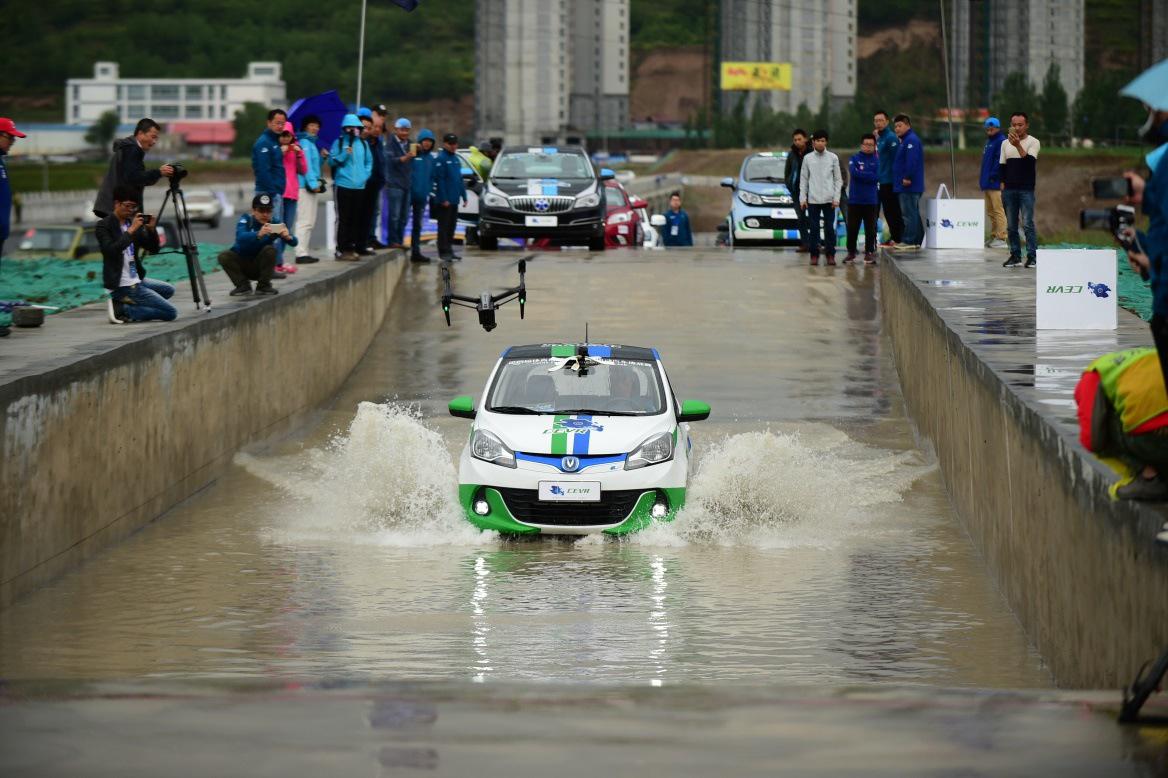 涉水挑战赛现场车辆进行测评